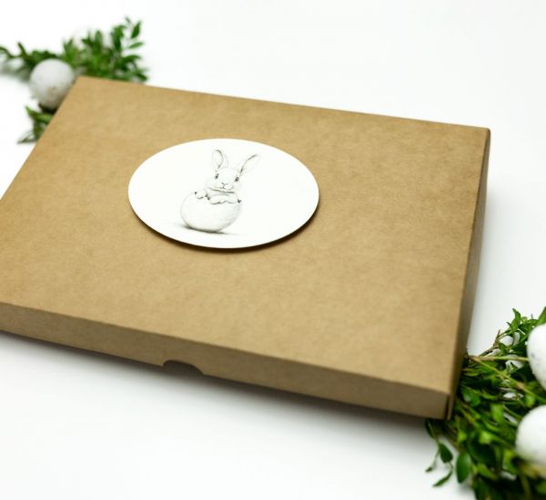 Brązowe pudełko z&nbsp;ozdobą wielkanocną