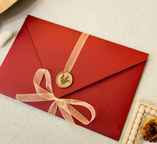 Bordowa koperta na zdjęcia 15x23 z&nbsp;lakiem