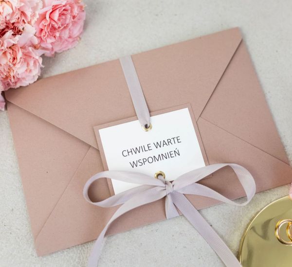 Koperta na zdjęcia 15x23 Chwile warte wspomnień w&nbsp;kolorze pudrowego r&oacute;żu