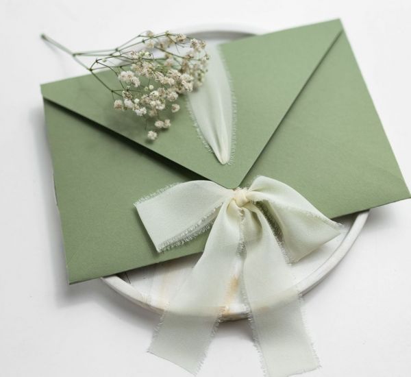 Oliwkowa koperta na zdjęcia 15x23 z&nbsp;szyfonową wstążką