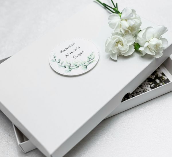 Białe pudełko z&nbsp;ozdobą komunijną