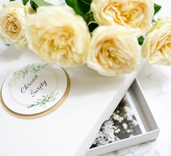 Białe pudełko z&nbsp;ozdobą na Chrzest Święty